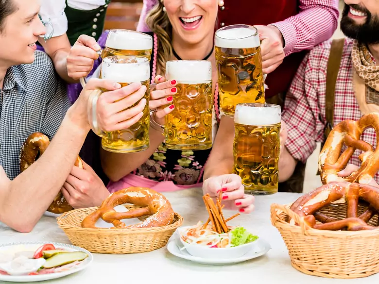 Polacy biorą coraz więcej L4 z powodu nadużywania alkoholu. Problem głównie dotyczy 40-latków