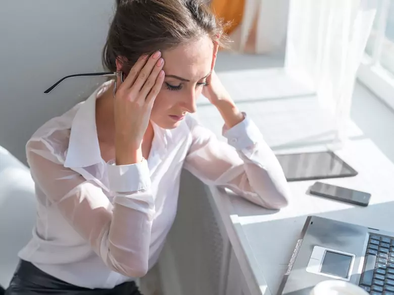 Przerywany sen powoduje migrenę