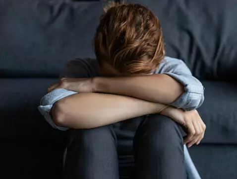 SAD – choroba afektywna sezonowa (Seasonal Affective Disorder), czyli sezonowy spadek nastroju. Na czym polega i jak sobie z nim radzić?