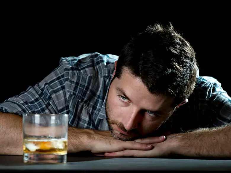 Problem z nadużywaniem alkoholu. Prawie 100 tys. dni absencji w 2025 roku [Dane ZUS]